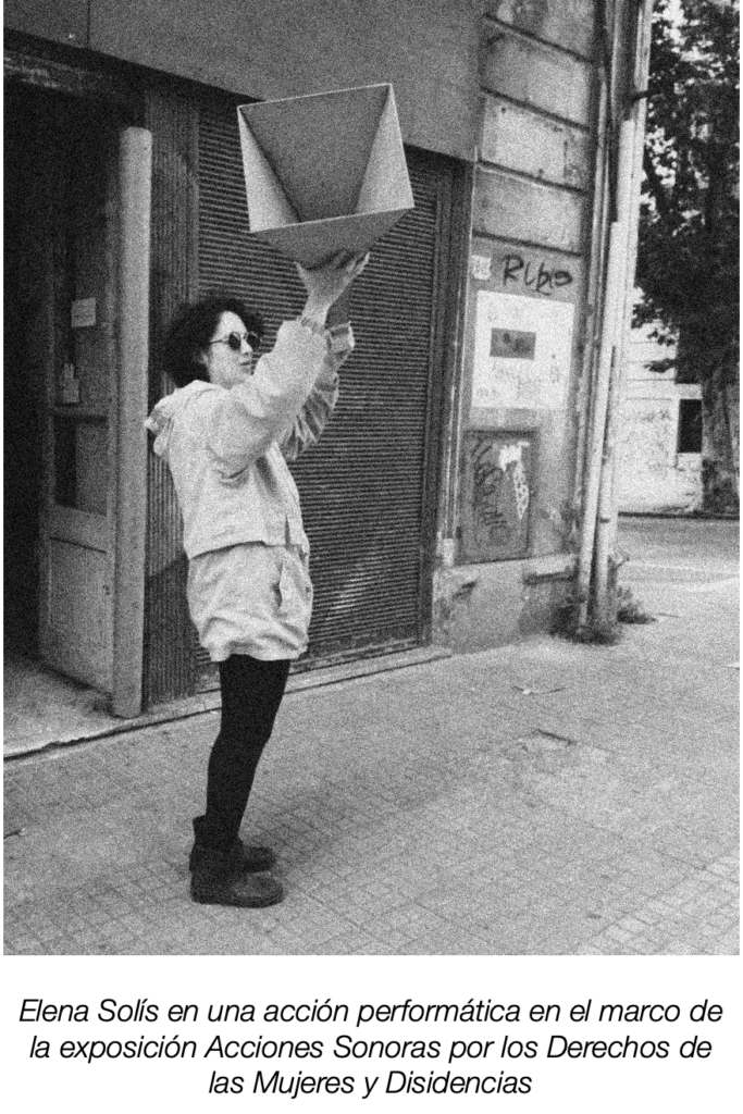 Elena Solís en acción performática